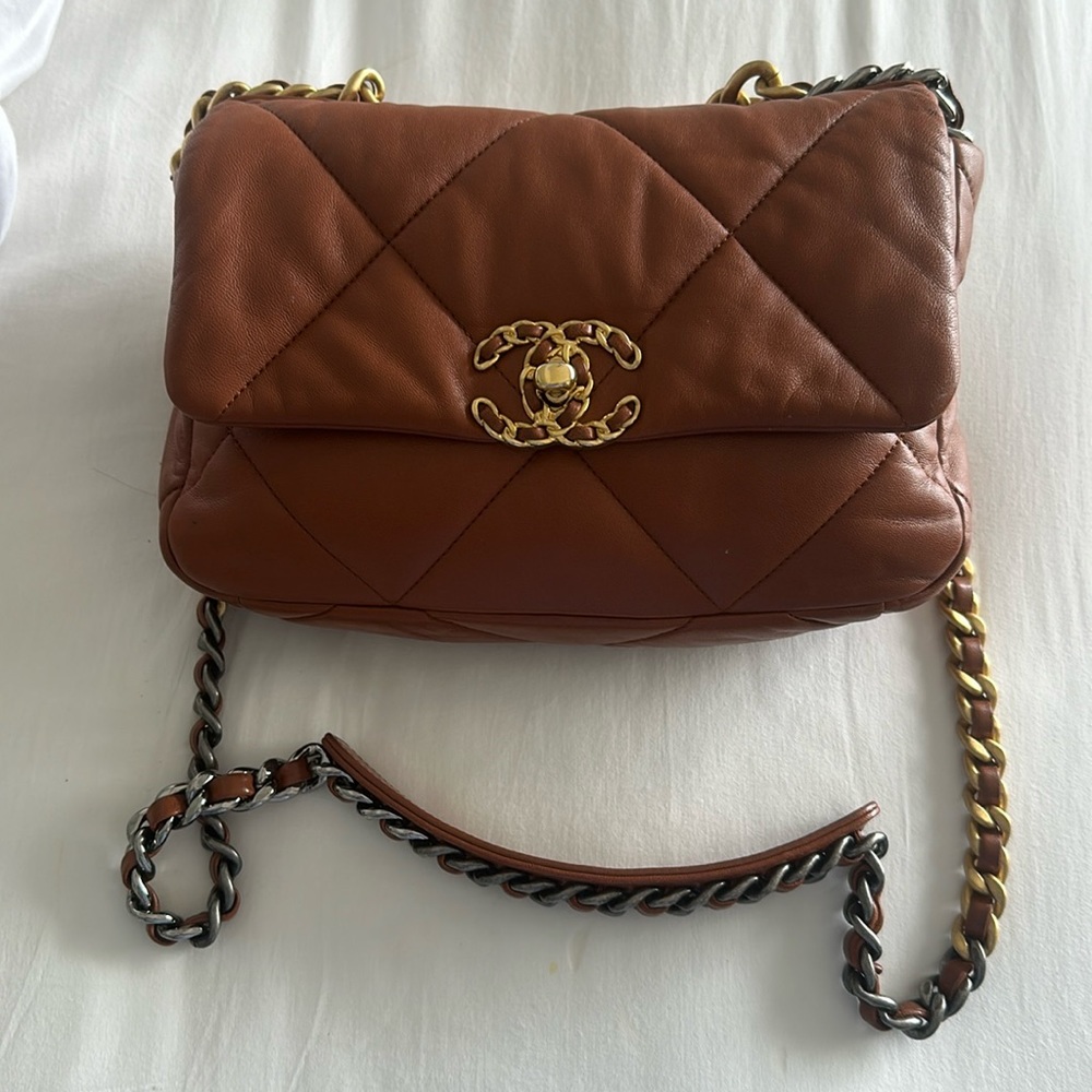 Chanel 19 Medium